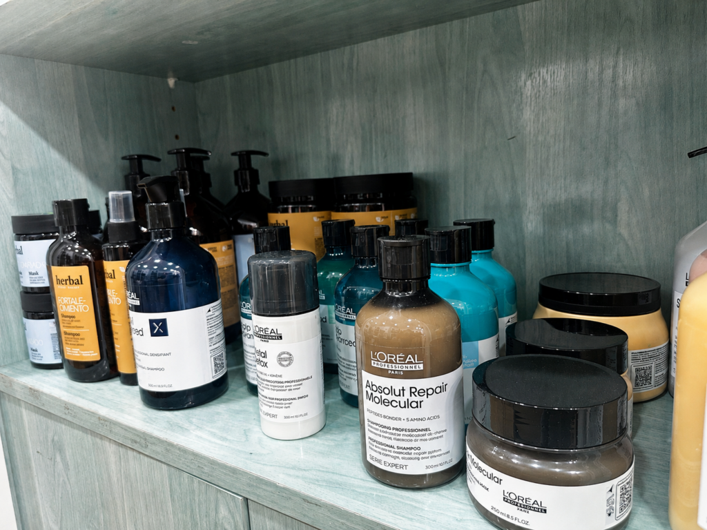 Selección de productos de peluquería profesional para reparar el pelo quemado por el verano en la tienda Her-san Agustín de Zaragoza.